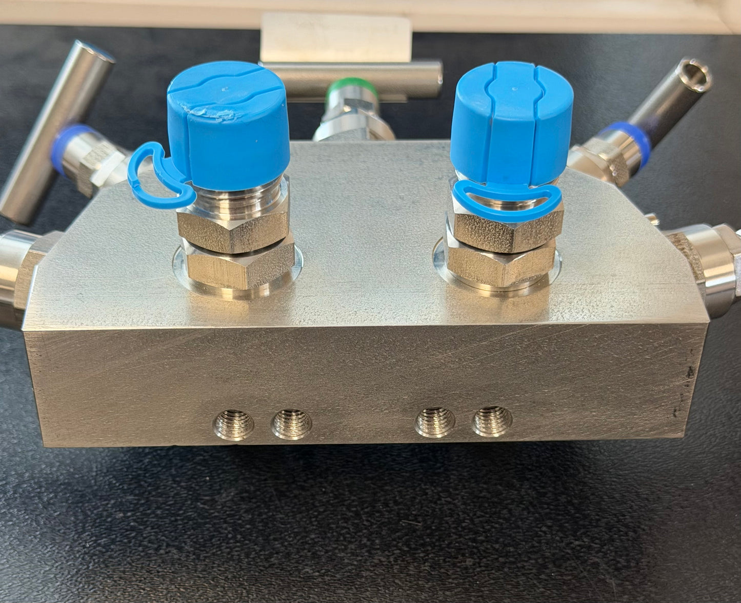IV515-81640019 - 5 way valve/manifold