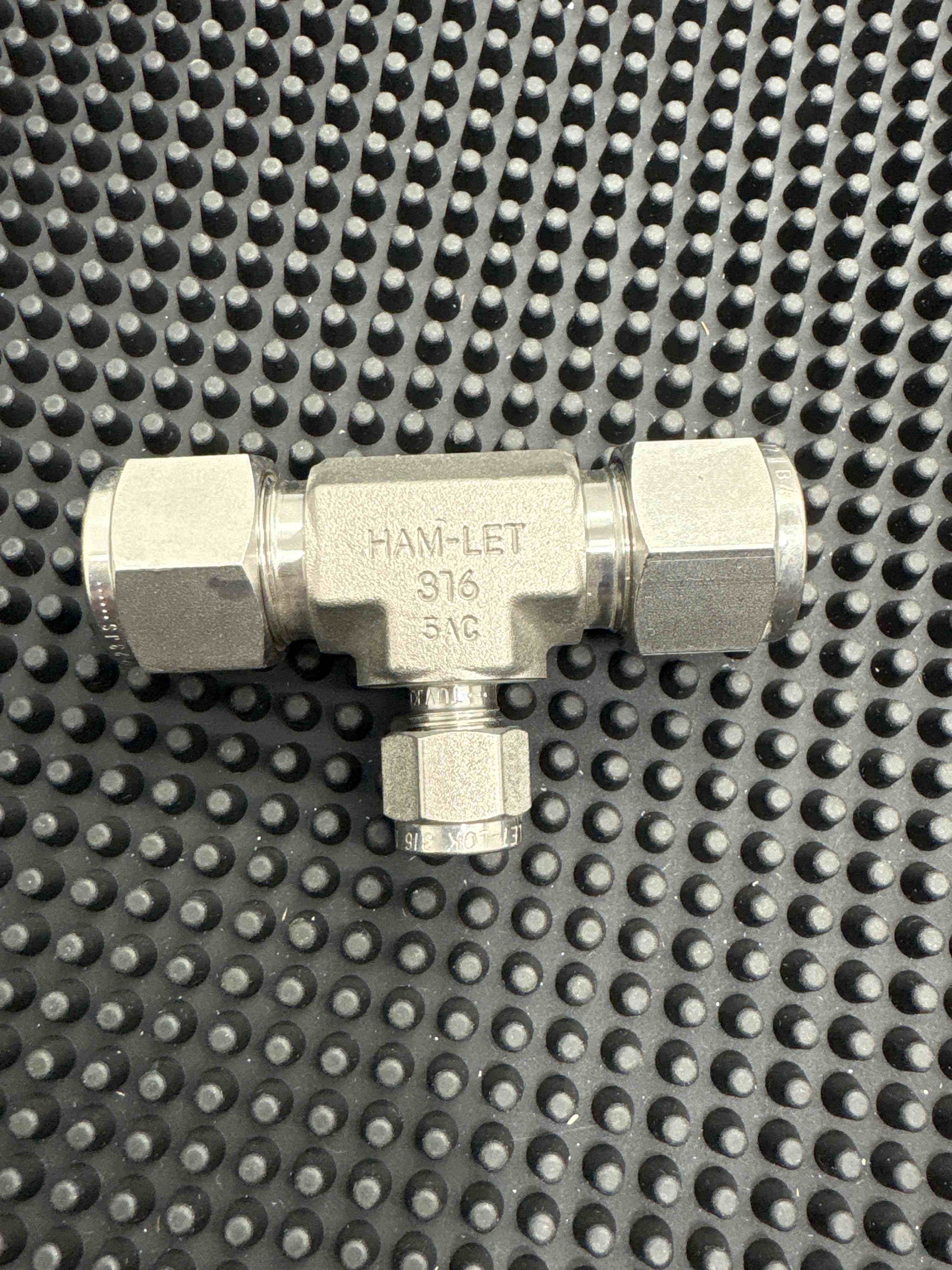 764LR-SS-1/2X1/2X1/4 – Milvac